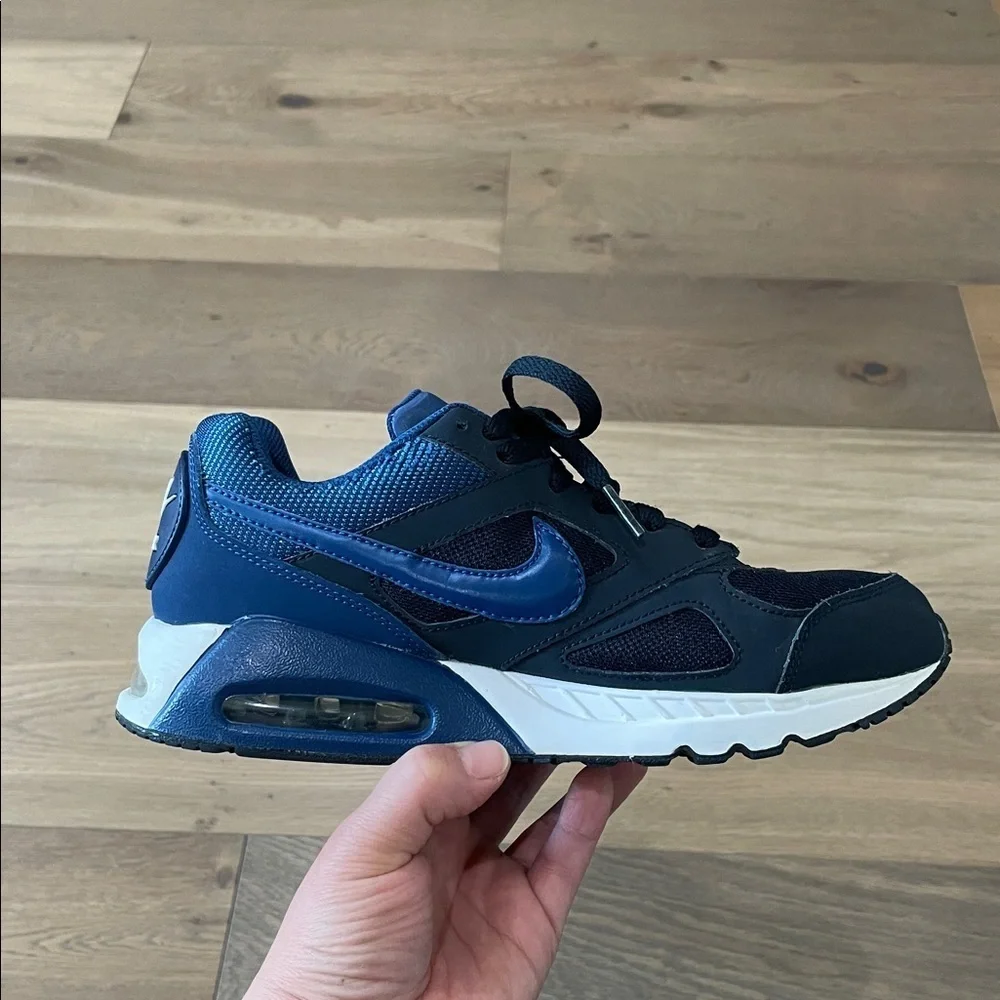 Nike Air Max IVO GS Dark Obsidian Size 6Y (Women’s 7.5)